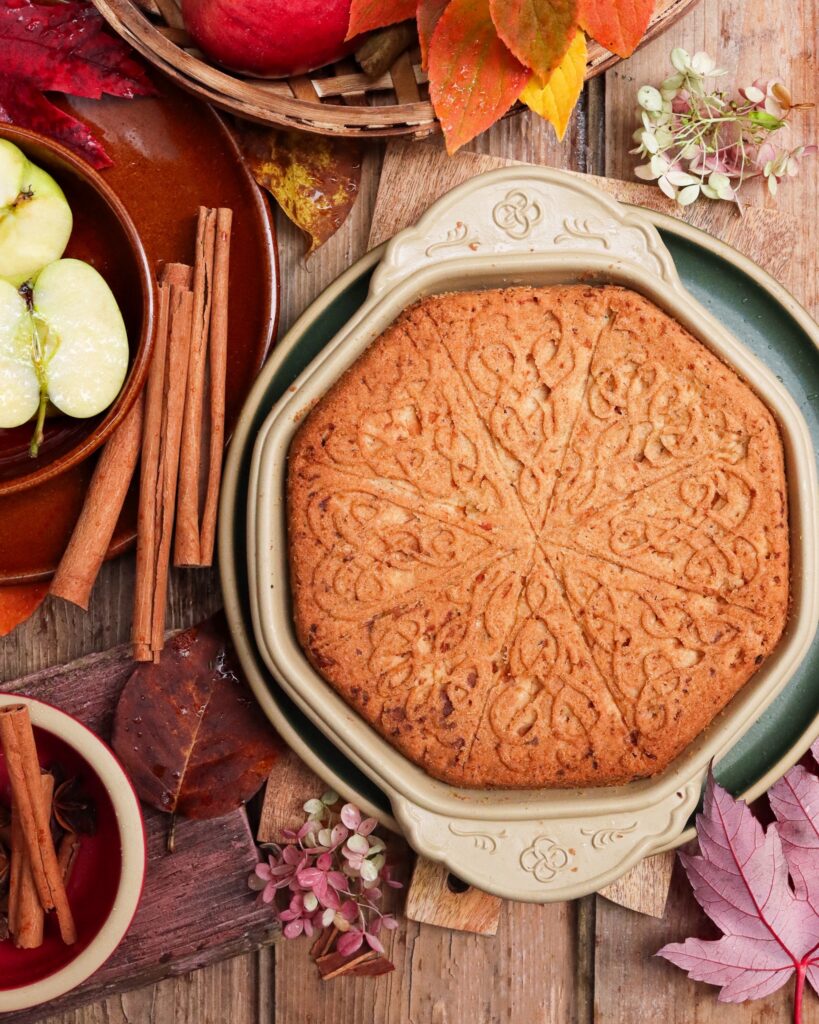 Shortbread with apples and cinnamon.